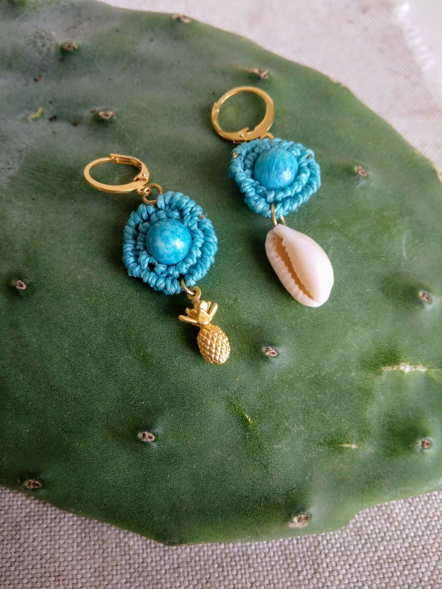 Summer is Crazy earrings with shell and charm