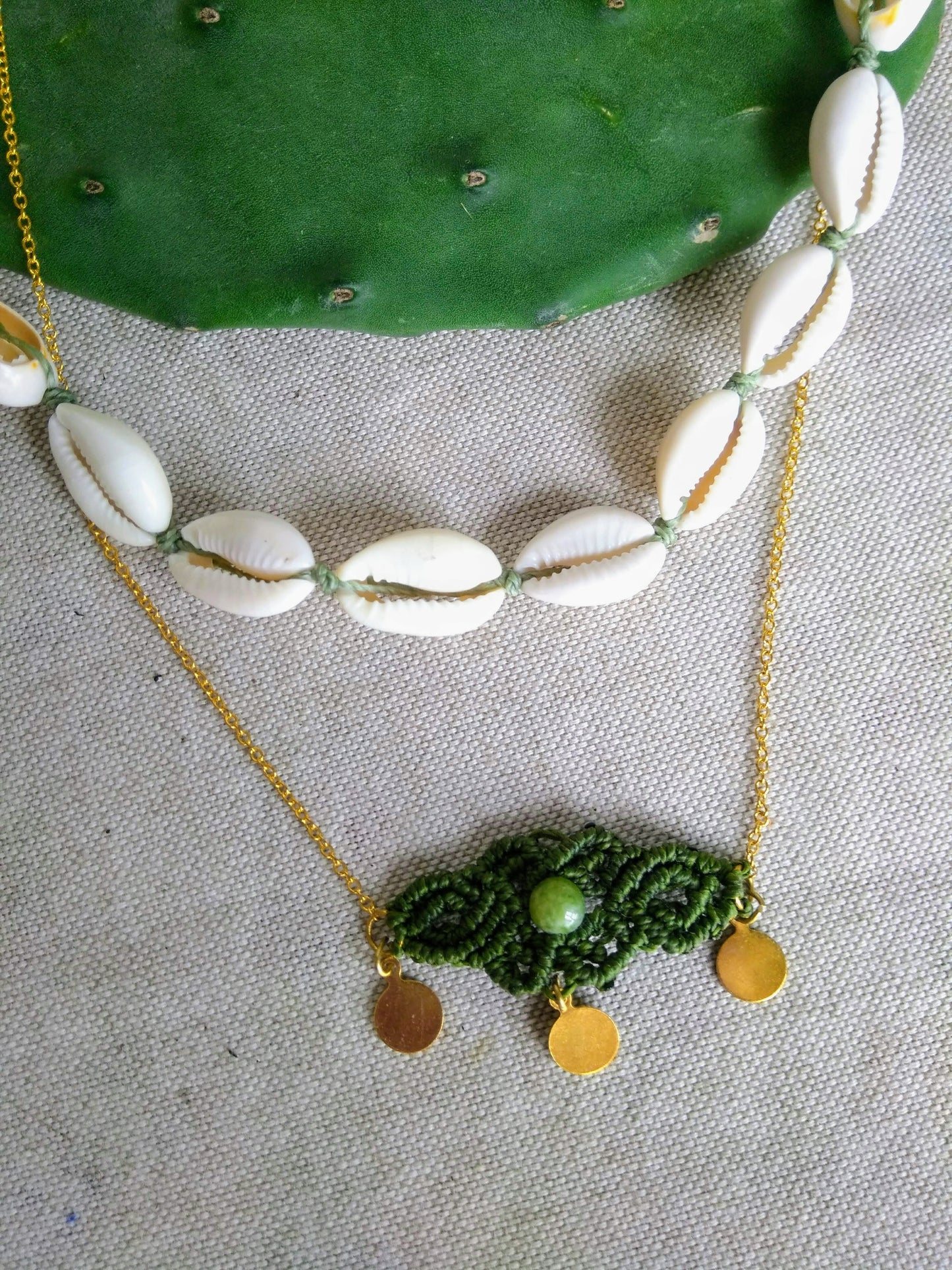Macrame lace pendant with semi-precious stones (+ colors)