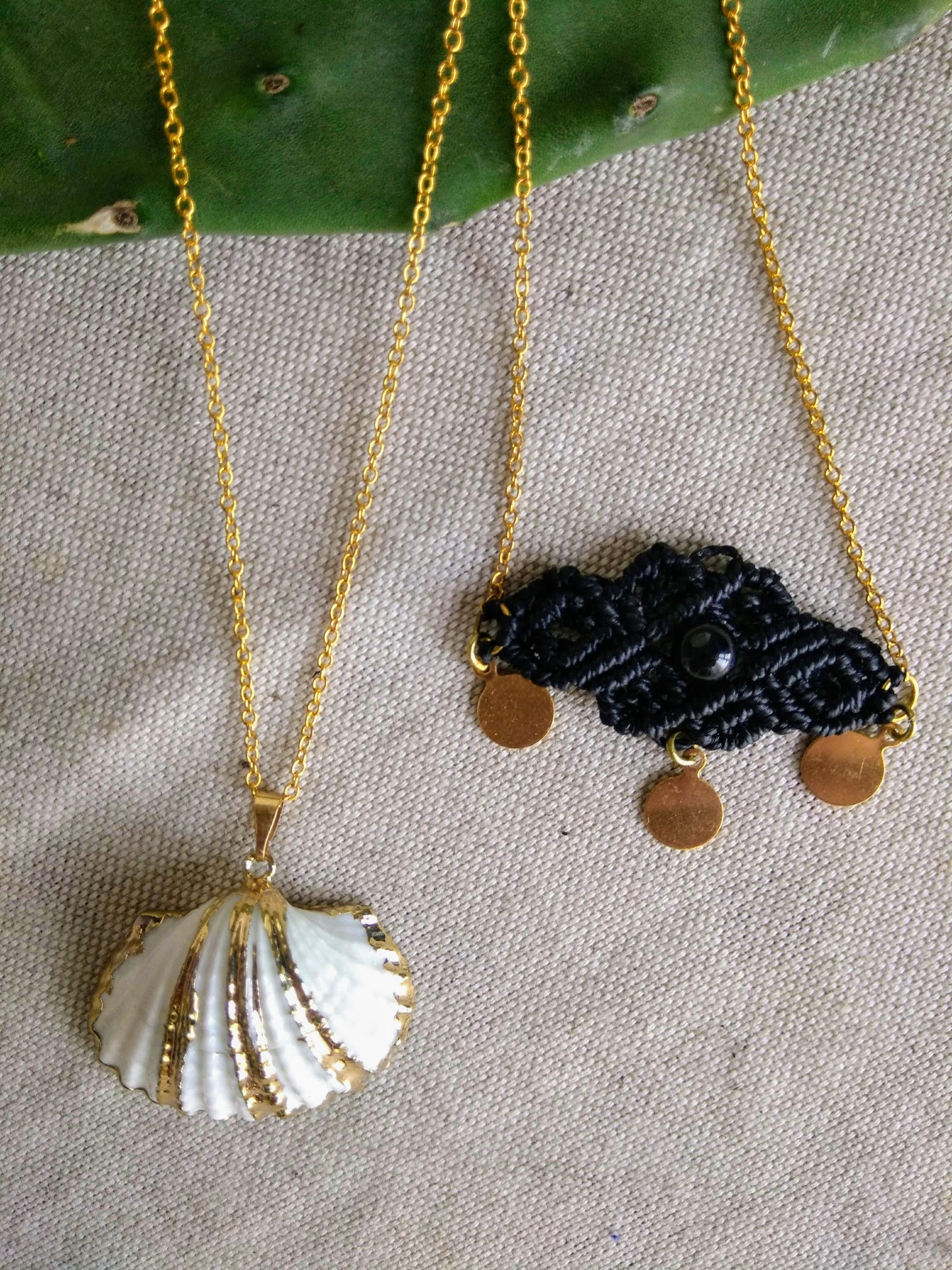 Macrame lace pendant with semi-precious stones (+ colors)