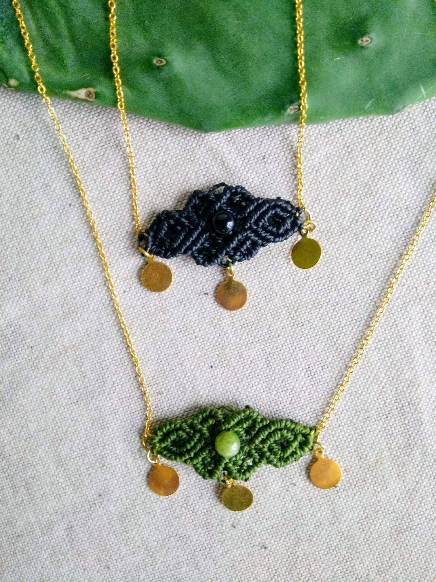 Macrame lace pendant with semi-precious stones (+ colors)