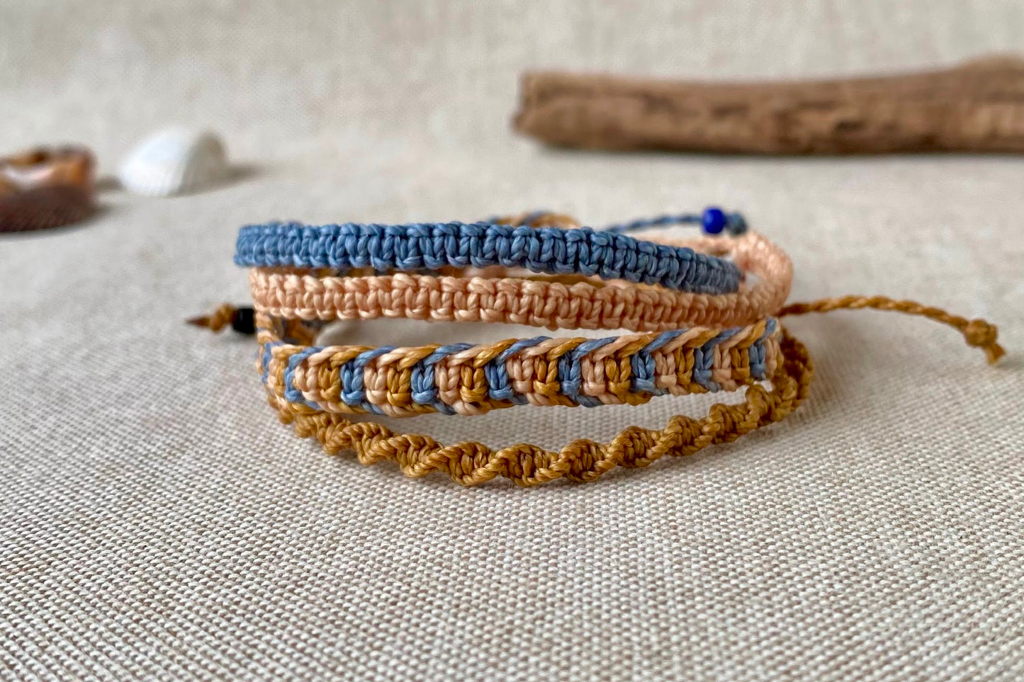 Sabbia e onde - Set di quattro braccialetti a macramè
