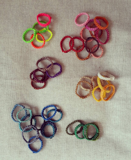 anelli sottili colori diversi raggruppati