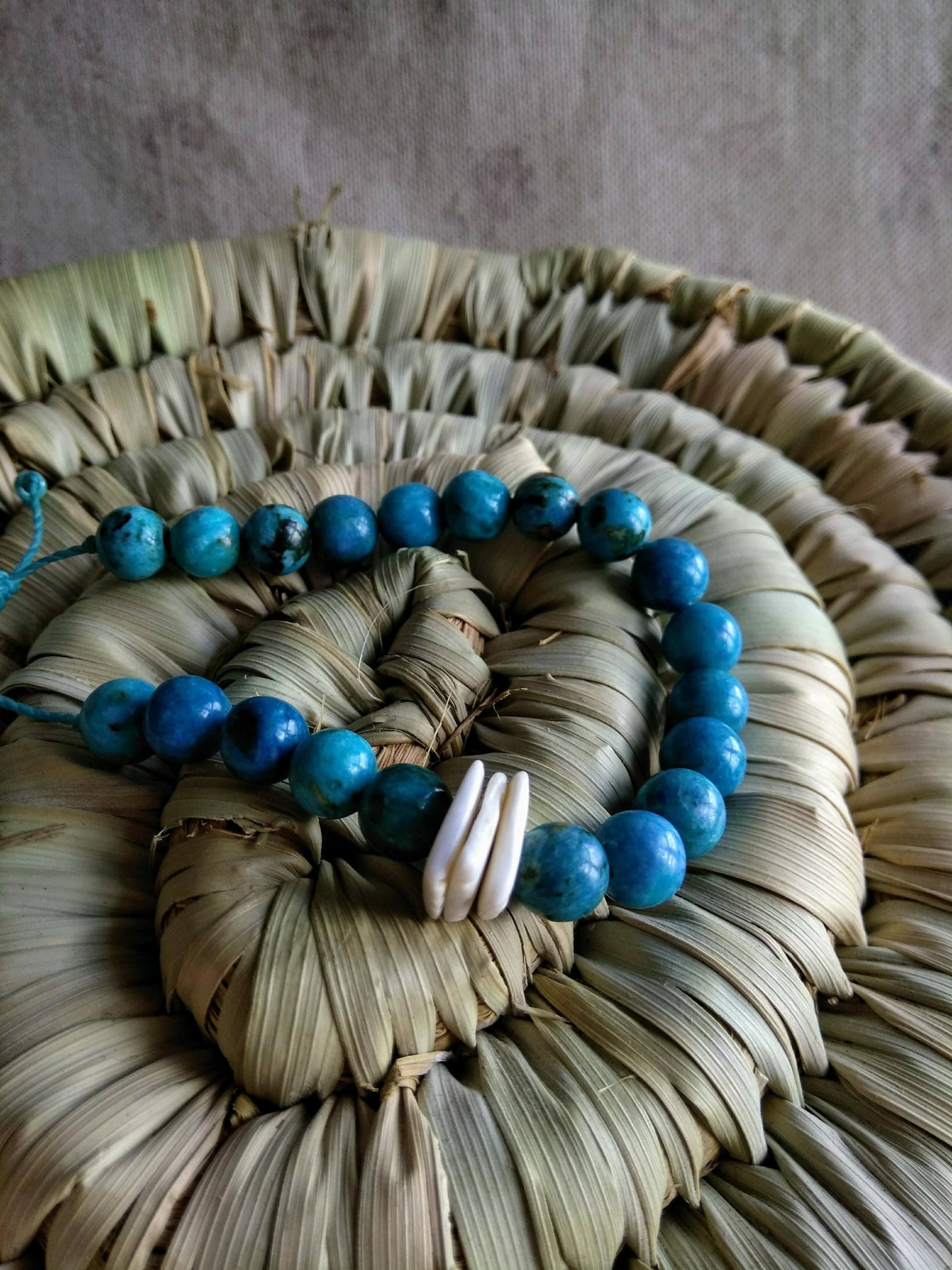 bracciale agata crazy turchese + chips di conchiglia sfondo cestino