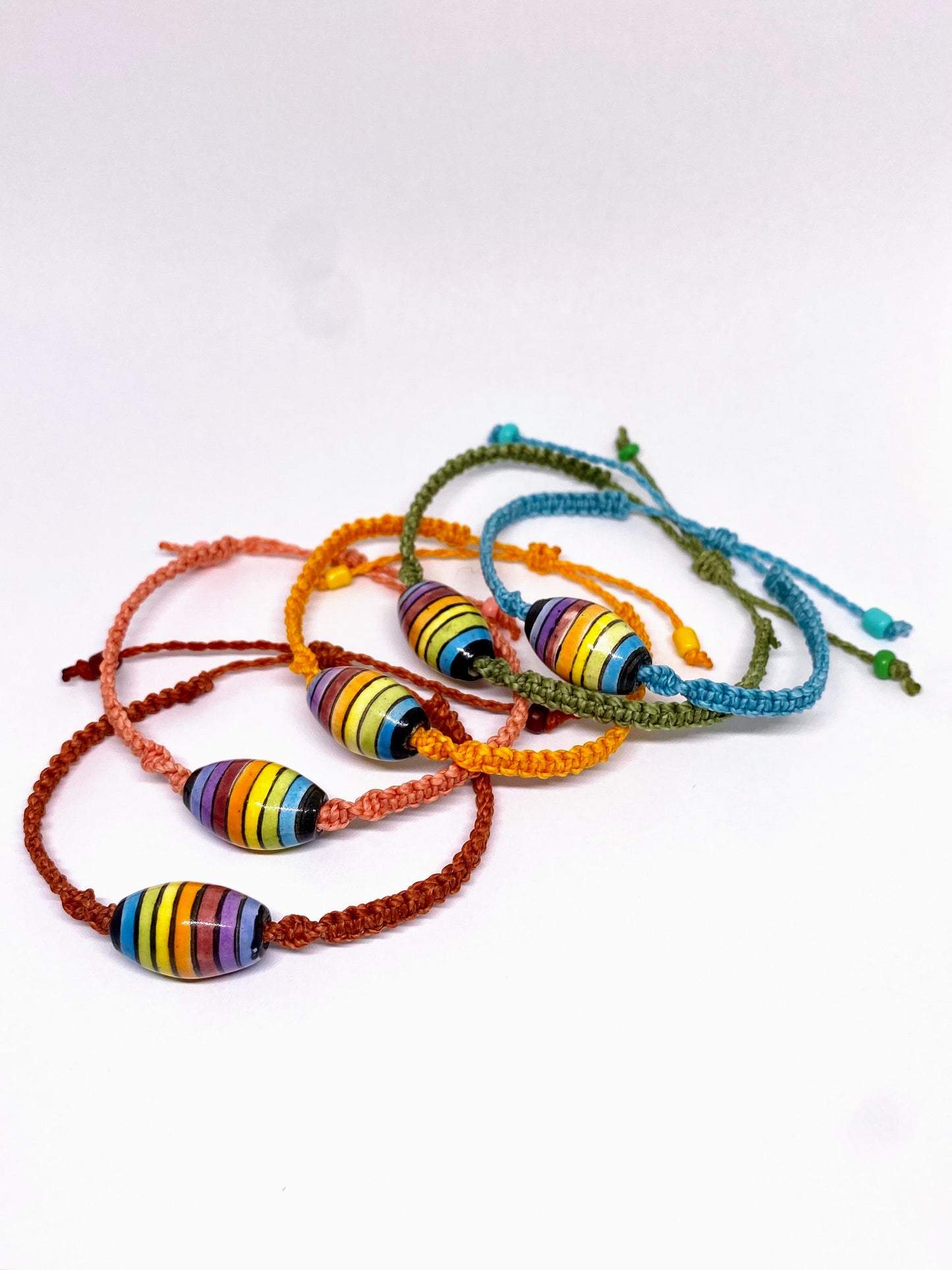 bracciale perla ceramica arcobaleno colori vari sfondo bianco