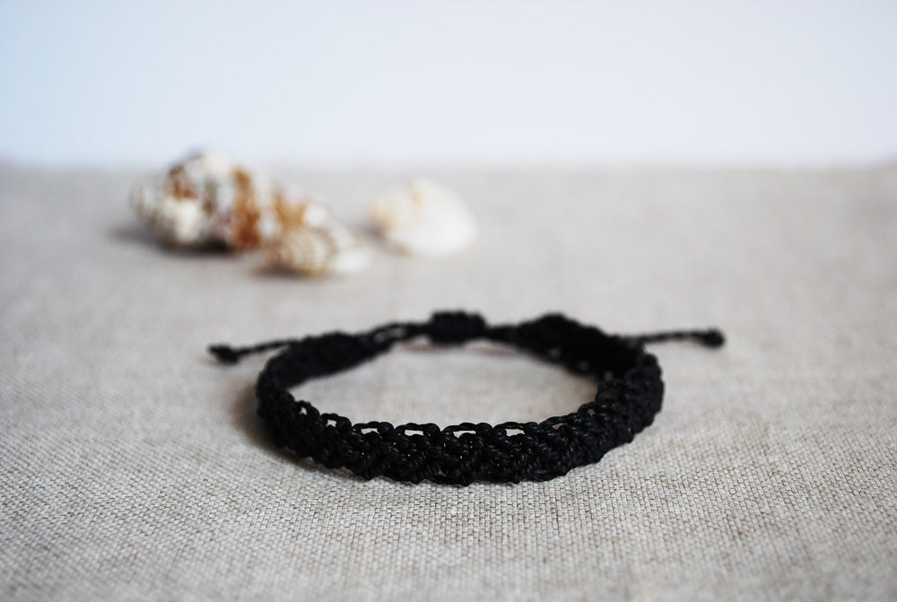 bracciale intrecci nero sfondo conchiglie