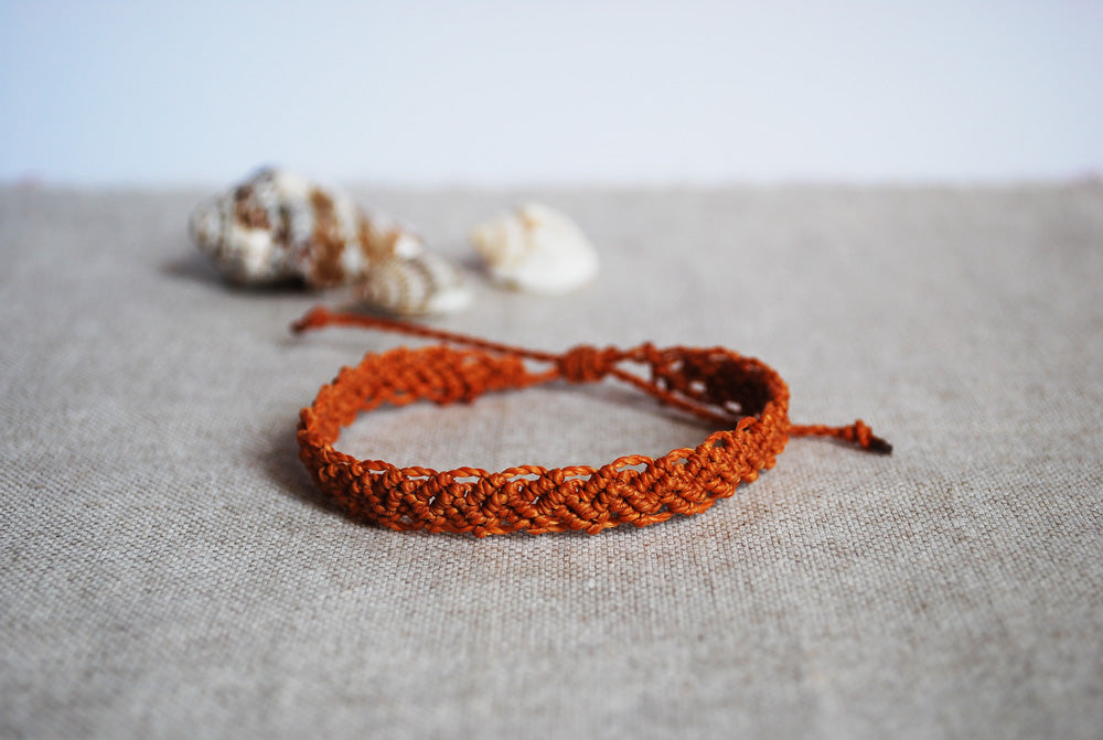 bracciale intrecci terracotta sfondo conchiglie