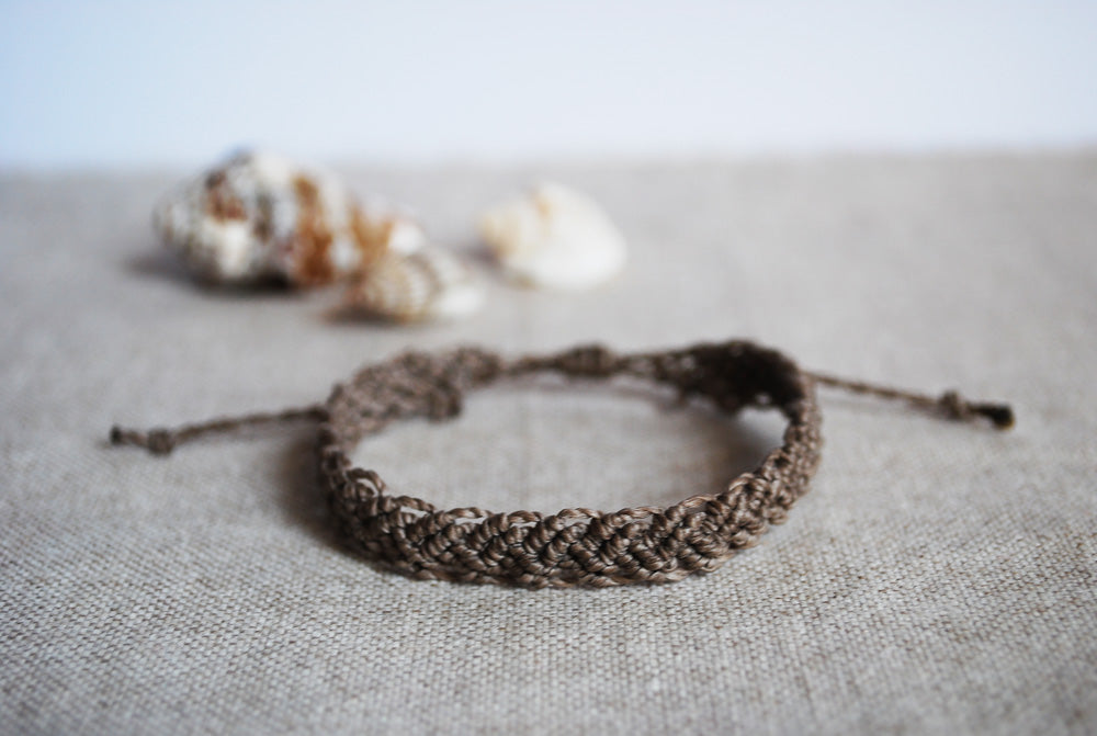 bracciale intrecci tortora sfondo conchiglie