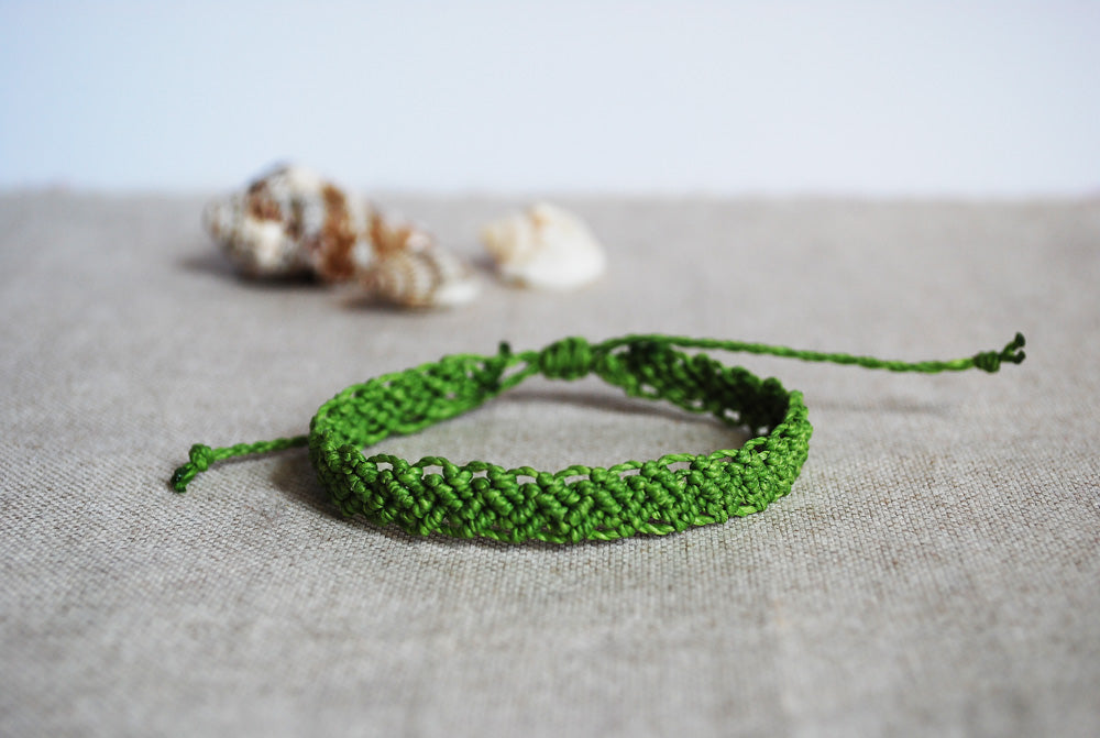 bracciale intrecci verde lime sfondo conchiglie