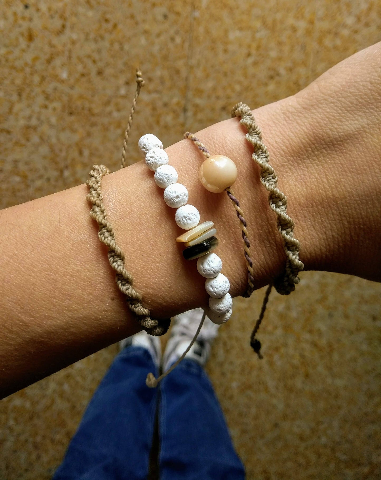 bracciale pietra lavica bianco indossato