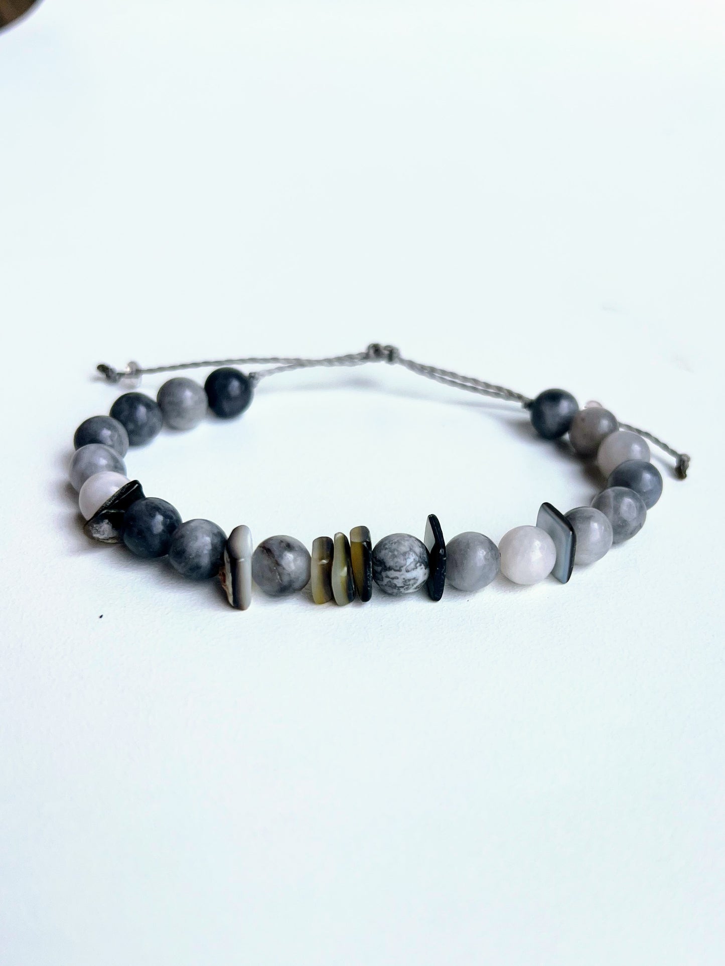 Bracciale occhio di falco e chips di conchiglia