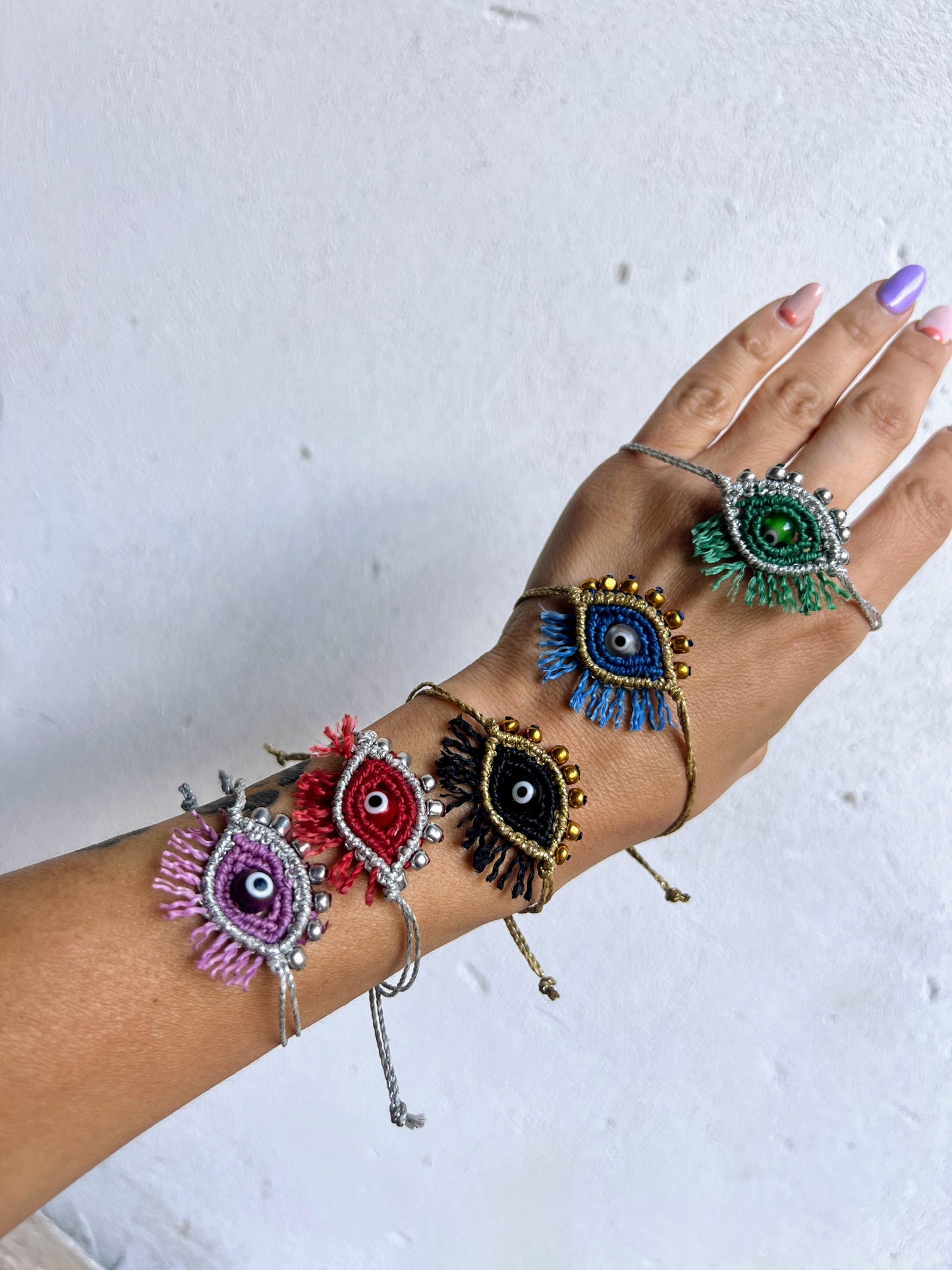 bracciali evil eye colori vari su braccio