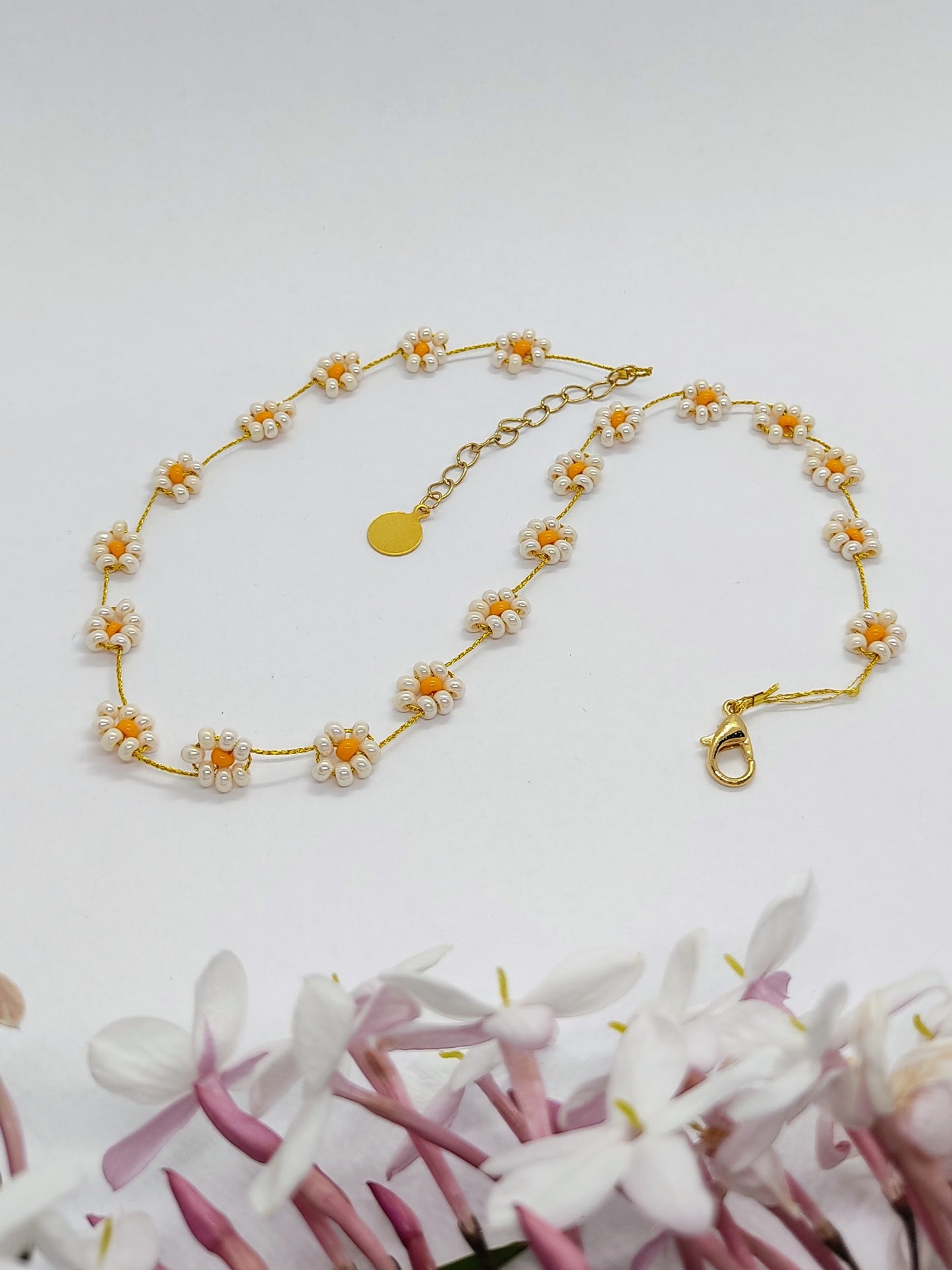 collana margherite sfondo bianco collezione florwers