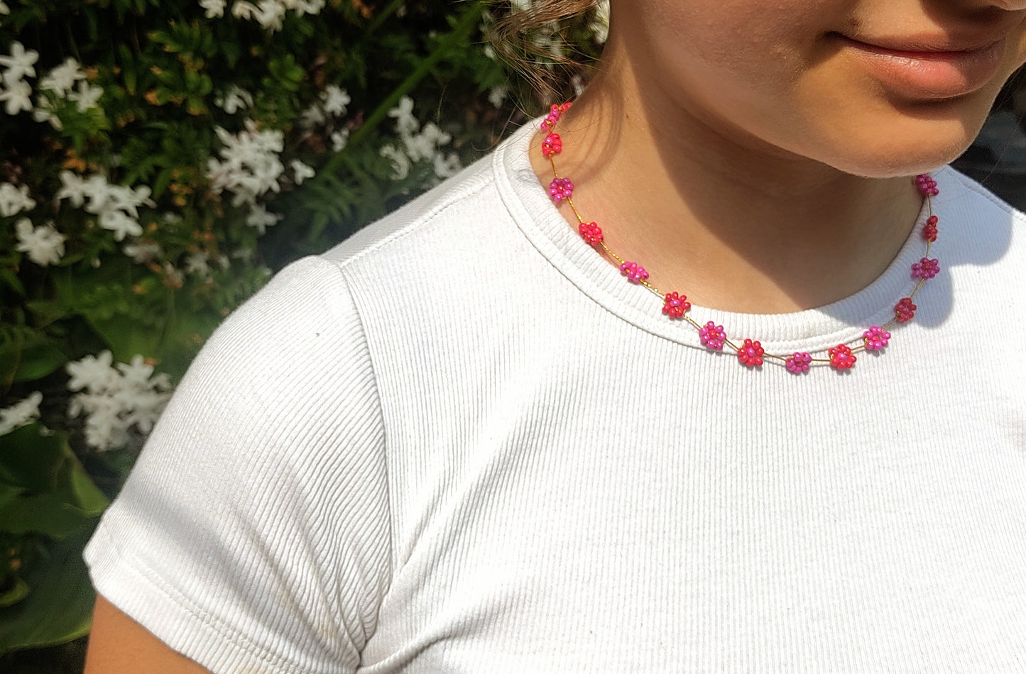 collana flowers rosso fucsia indossata