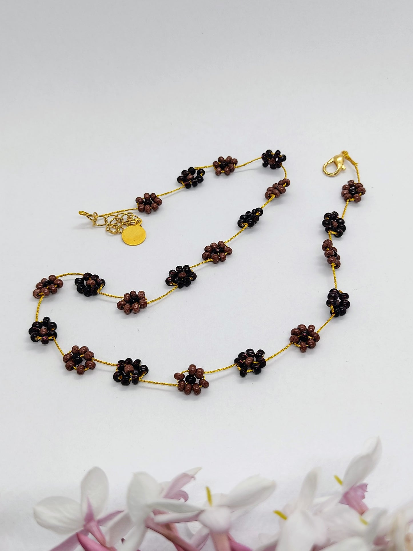 collana flowers viola e marrone sfondo bianco