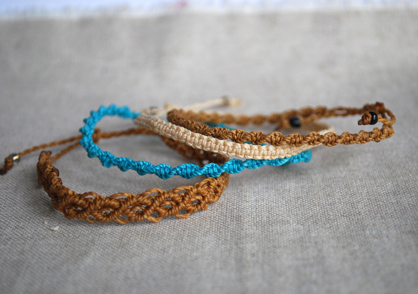 Set di quattro braccialetti a macramè senape e turchese
