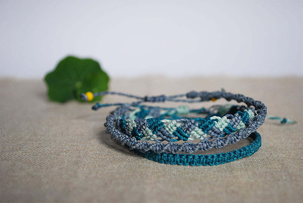 Set di tre braccialetti a macramè menta e ottanio