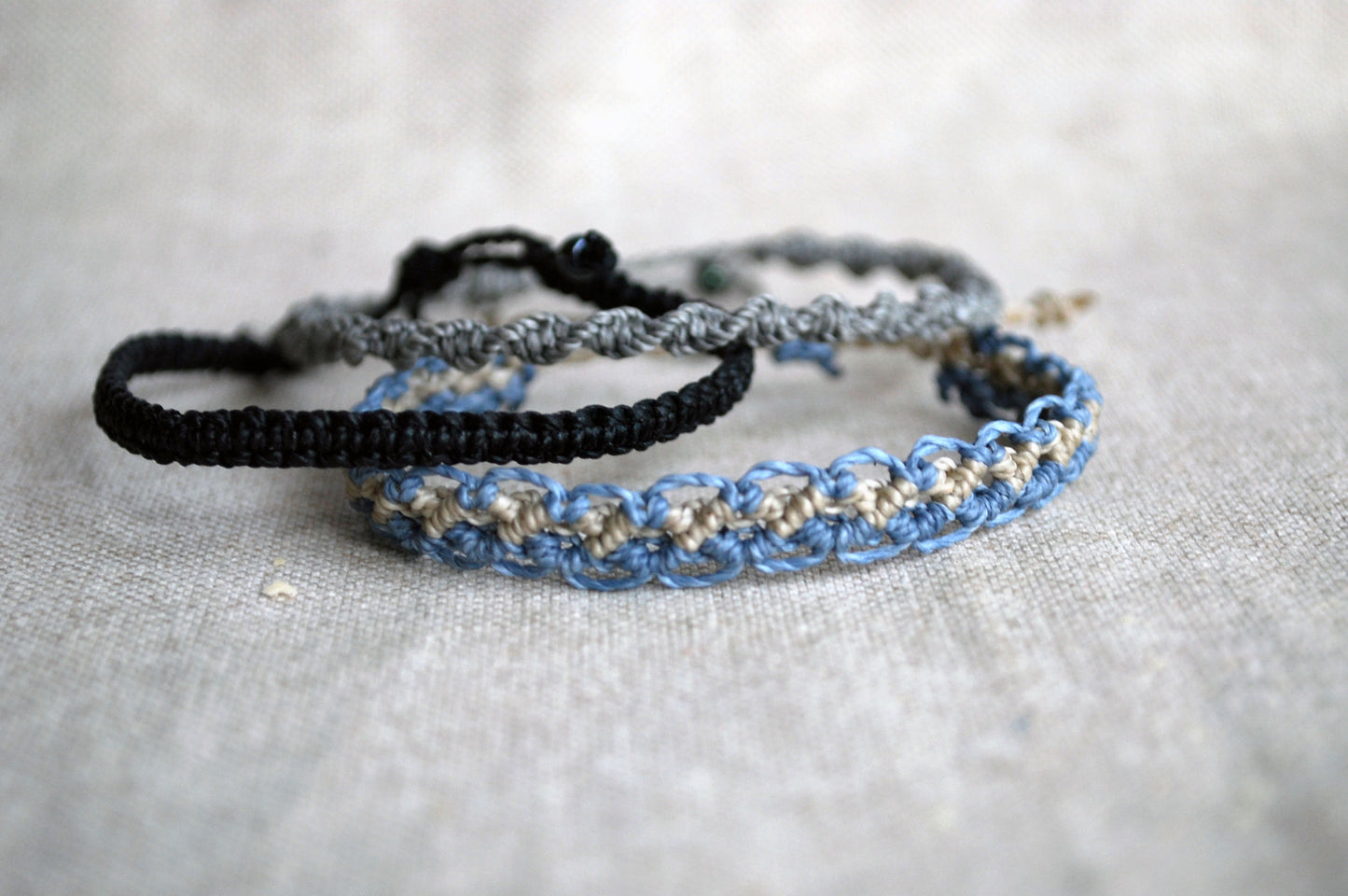 Set di tre braccialetti a macramè grigio azzurro
