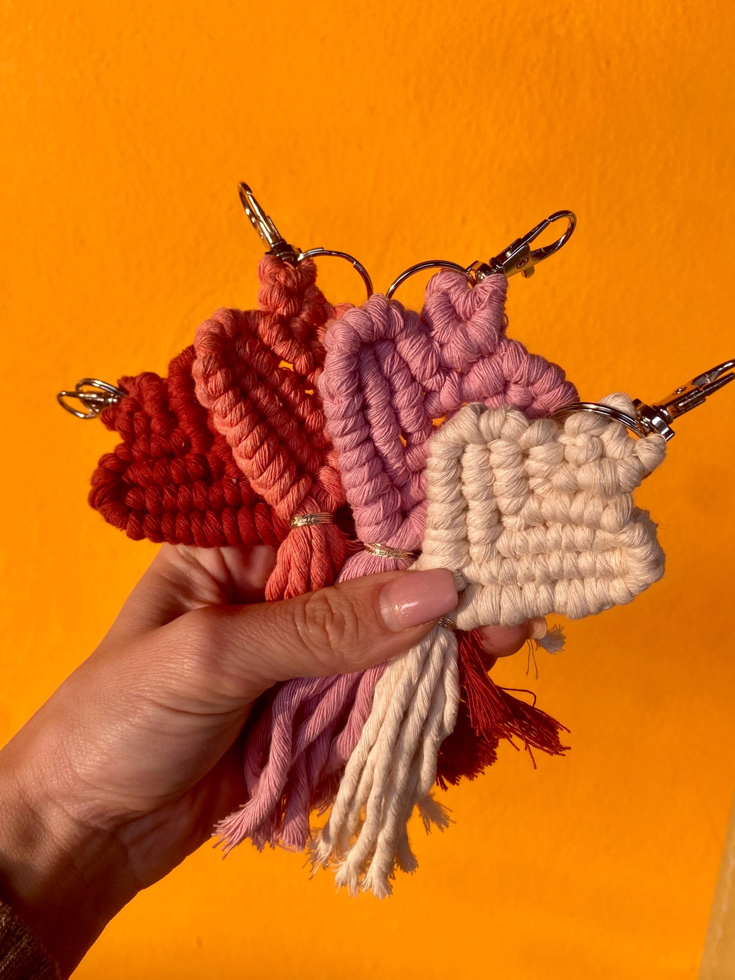 portachavi cuore colori vari su sfondo arancio
