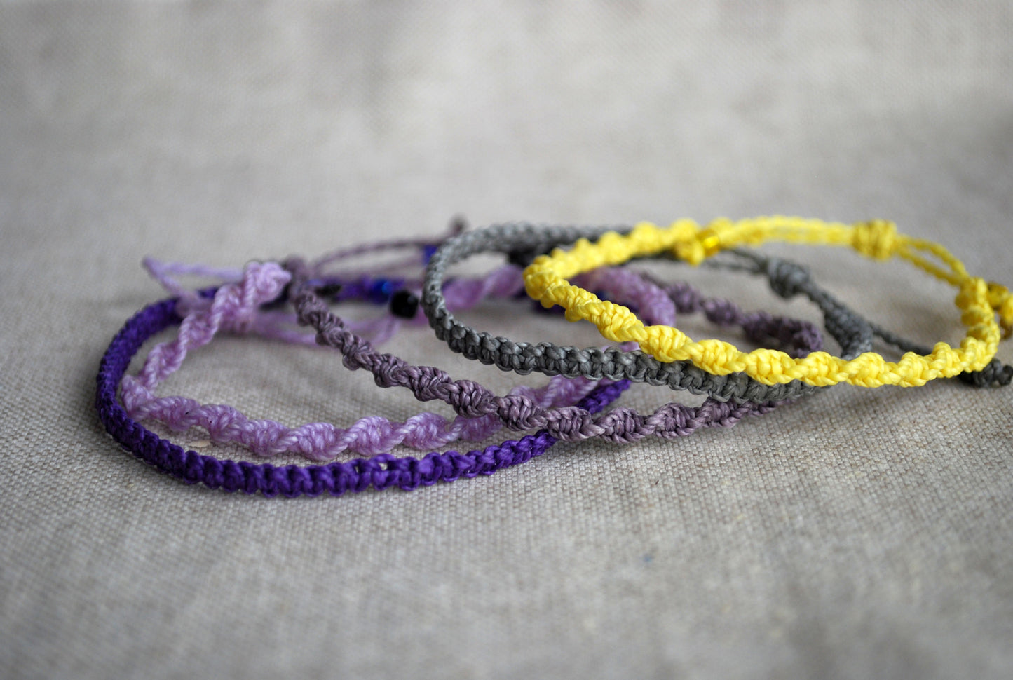 set cinque bracciali sfumature di viola e giallo limone