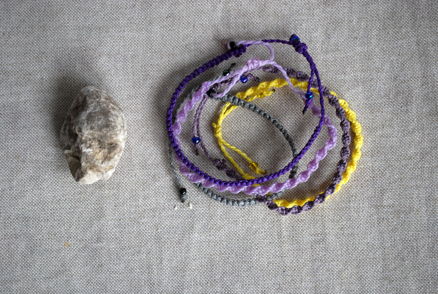 set cinque bracciali sfumature di viola e giallo limone dall'alto