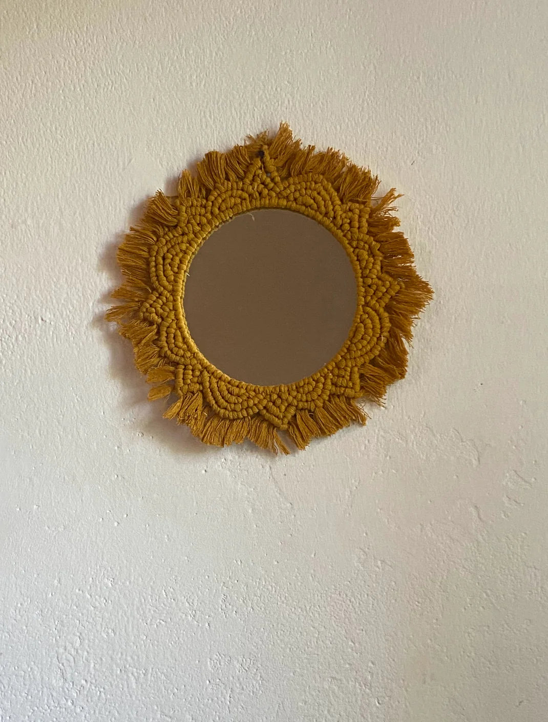 mandala giallo oro modello sunshine versione specchio su muro bianco