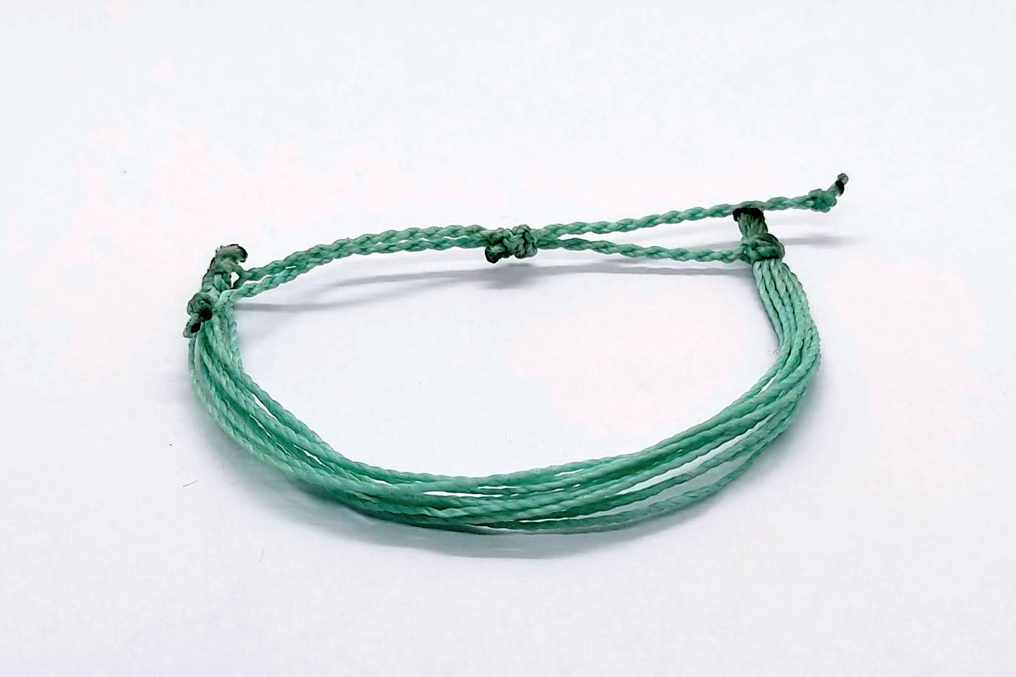 braccialetto surfer cordino verde acqua sfondo bianco