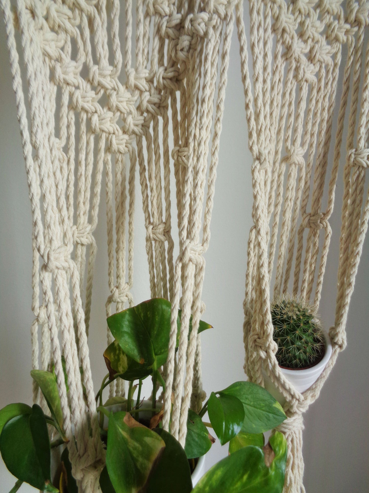Rus - Macramé tapestry vase holder