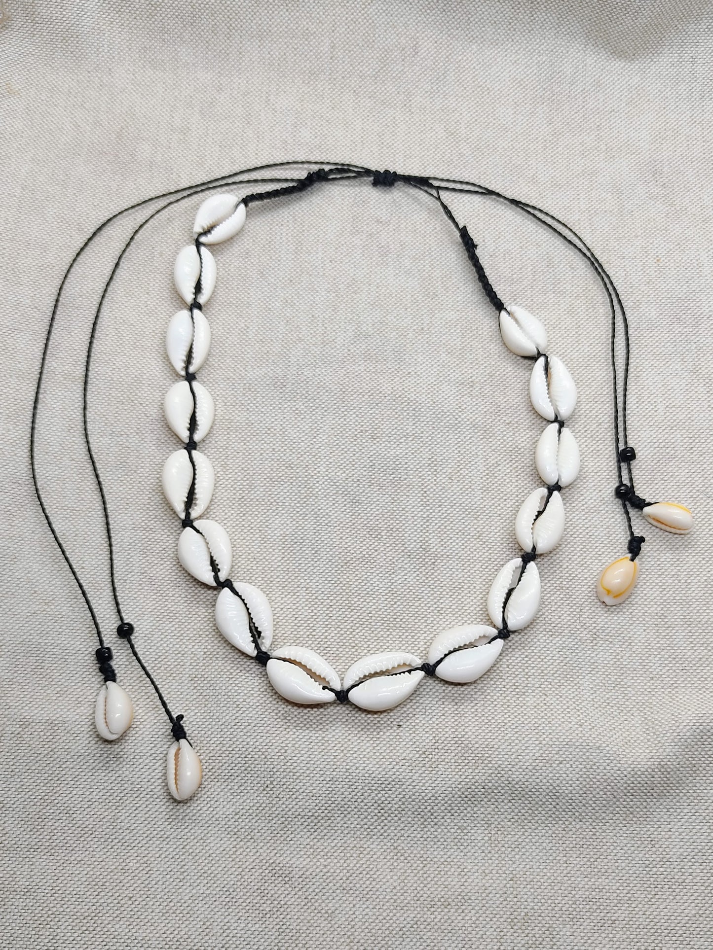 Cowrie shell choker white, black or gray (+ colors)