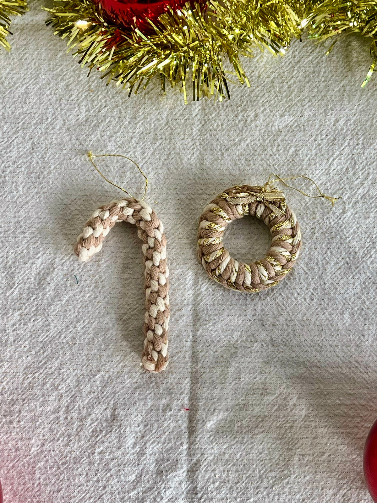 Bastoncino di zucchero in macramè con ghirlandina beige e oro