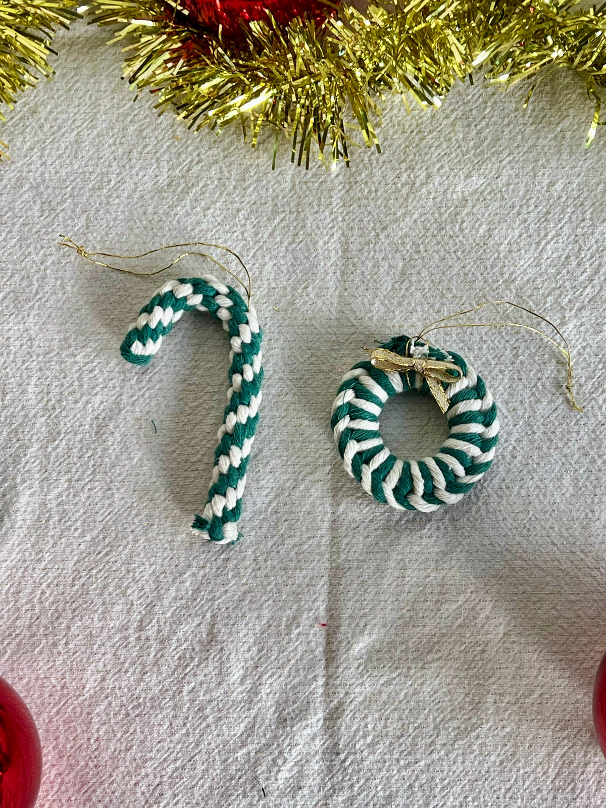 Bastoncino di zucchero in macramè con ghirlandina verde e bianca