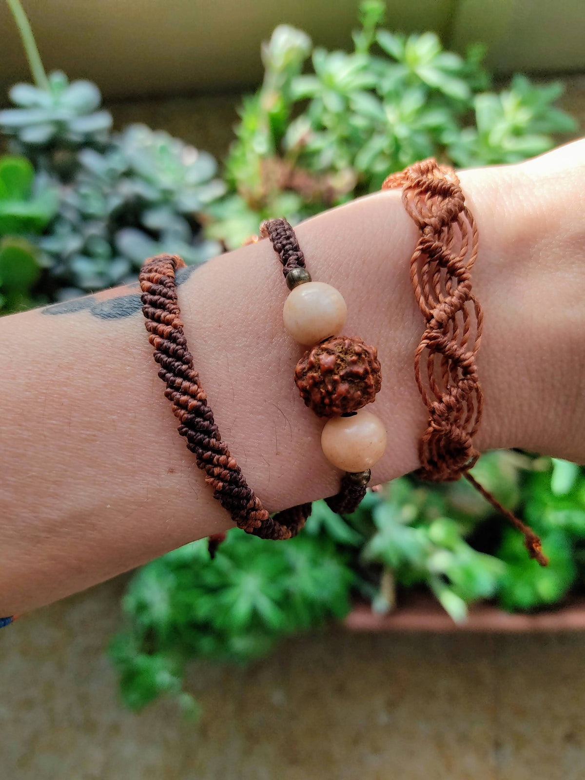 Bracciale Rudraksha e pietre dure con cordino marrone