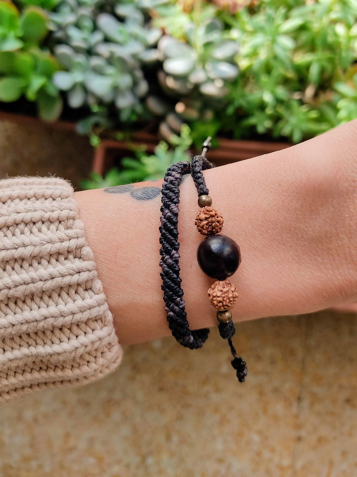 Bracciale Rudraksha e pietre dure con cordino nero