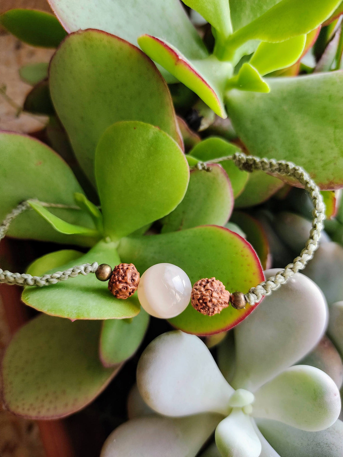 Bracciale Rudraksha e pietre dure con cordino verde salvia