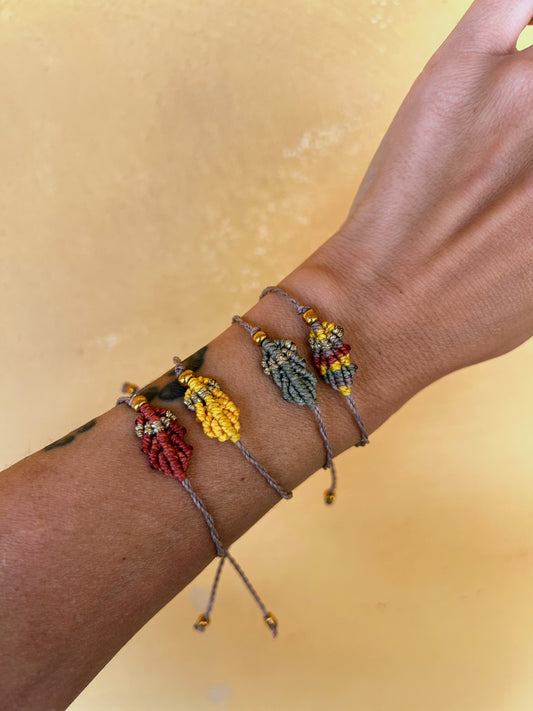 Braccialetti sottili con foglia a macrame