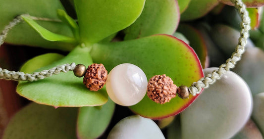 Bracciale Rudraksha e pietre dure con cordino verde salvia