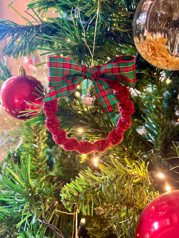 Ghirlandina di Natale in macramè con fiocco e sonaglio