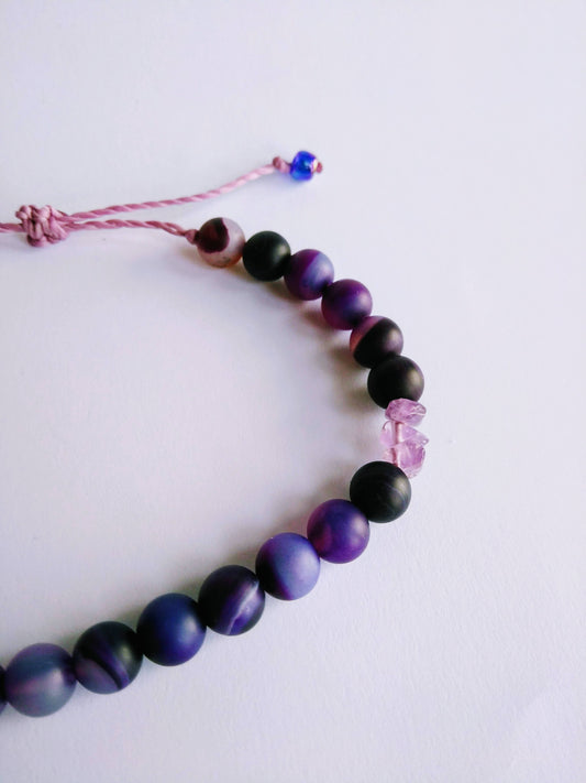 Purple agate bracelet and amethyst chips