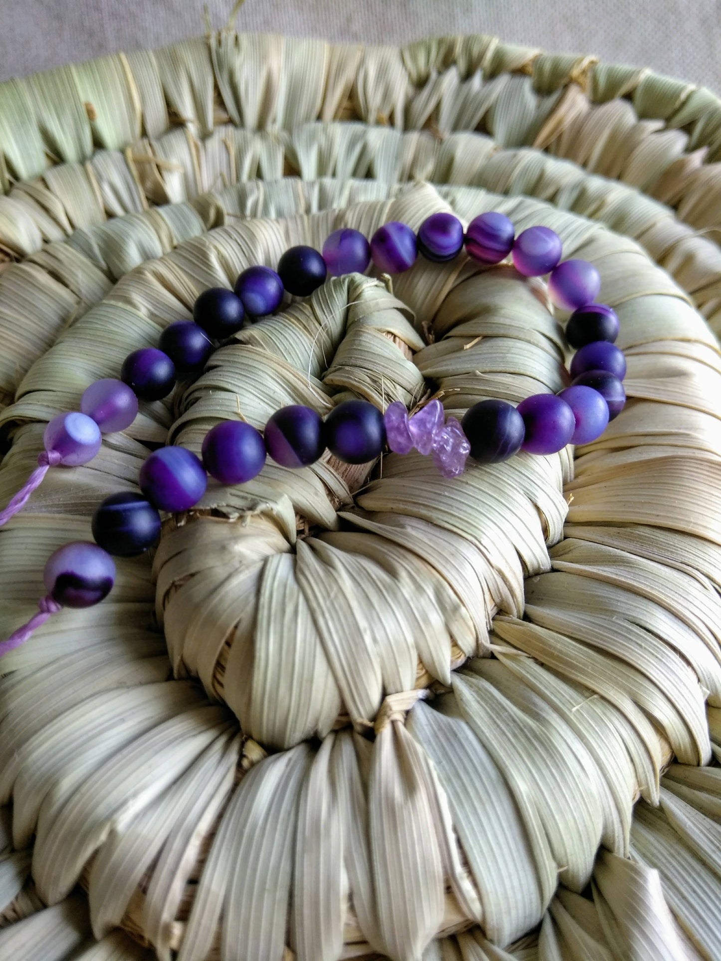 Purple agate bracelet and amethyst chips