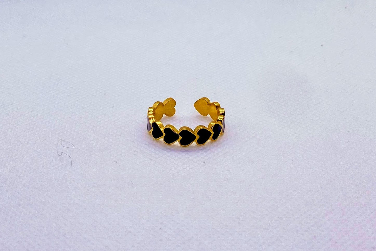 Anello oro con cuori neri