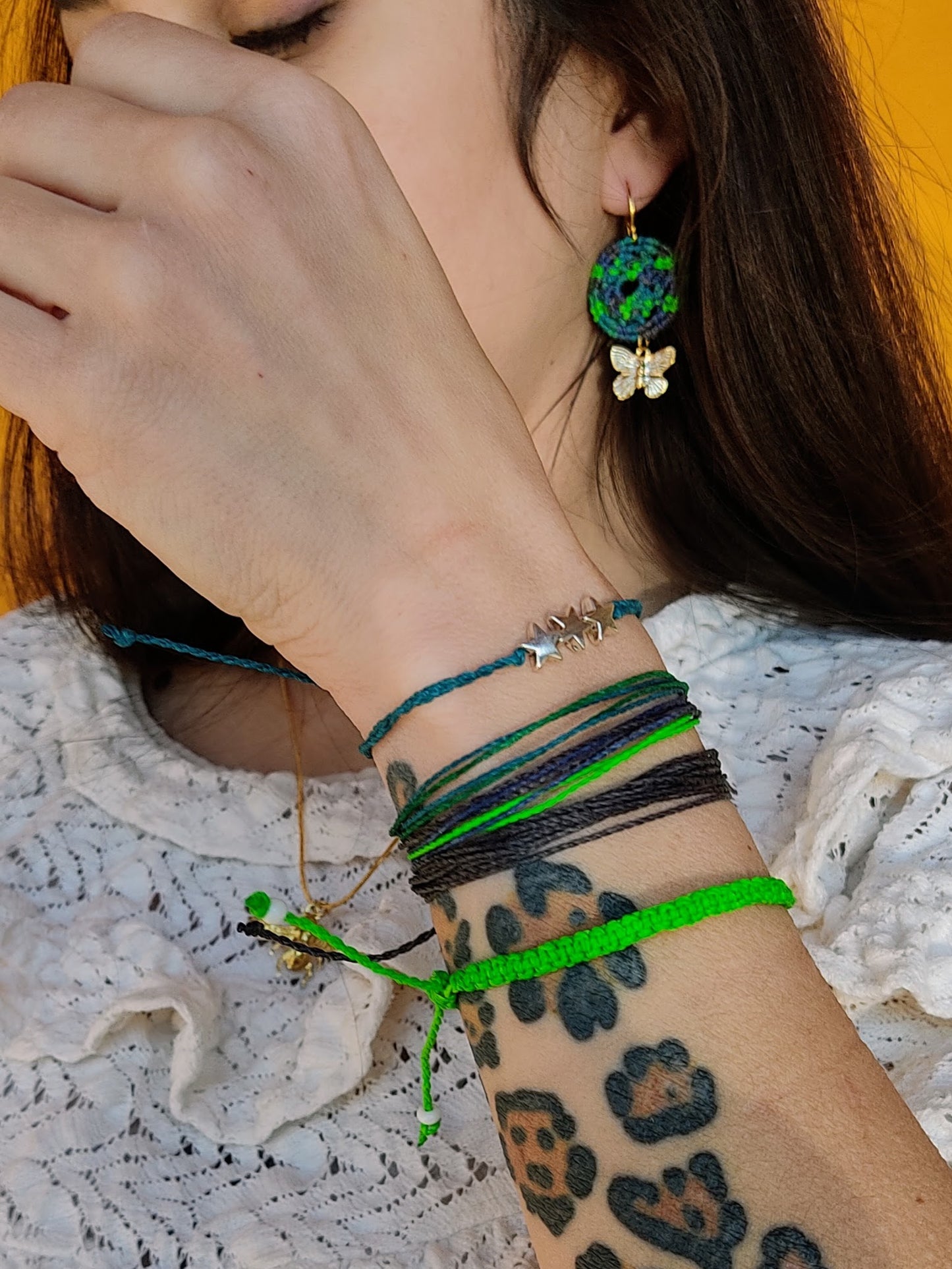 set braccialetti verdi aurora boreale indossato 