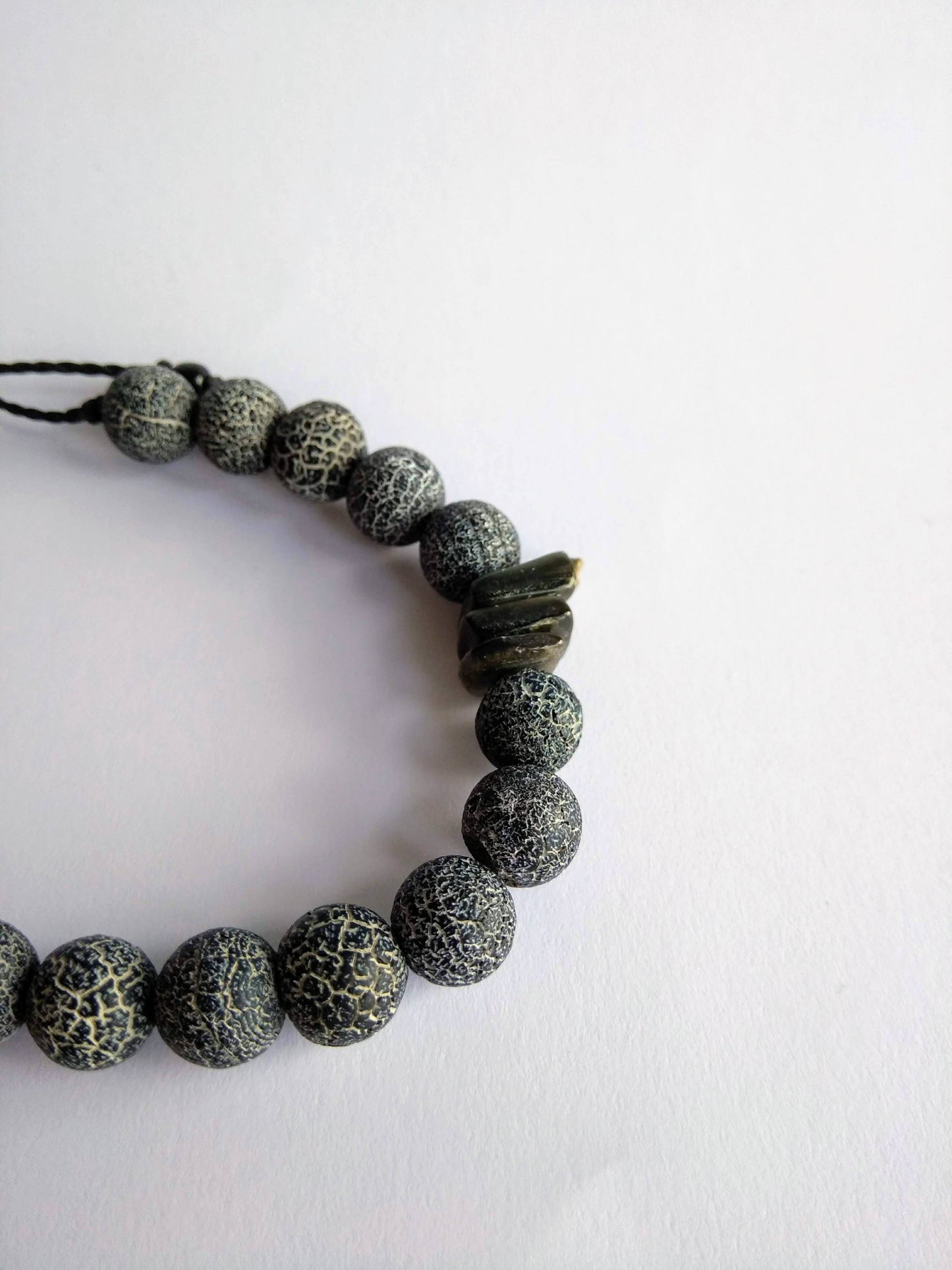 bracciale agata nera crepata + chips conchiglia dettaglio