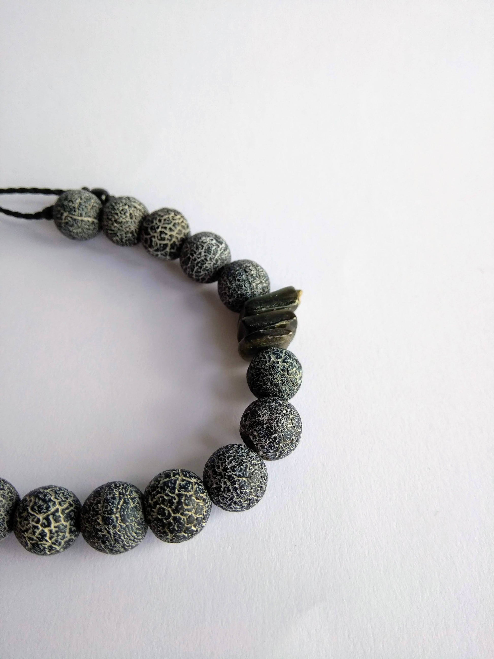 bracciale agata nera crepata + chips conchiglia dettaglio