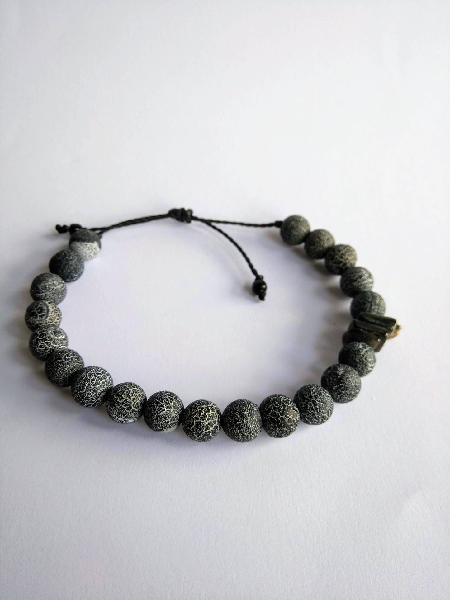 bracciale agata nera crepata + chips conchiglia sfondo bianco