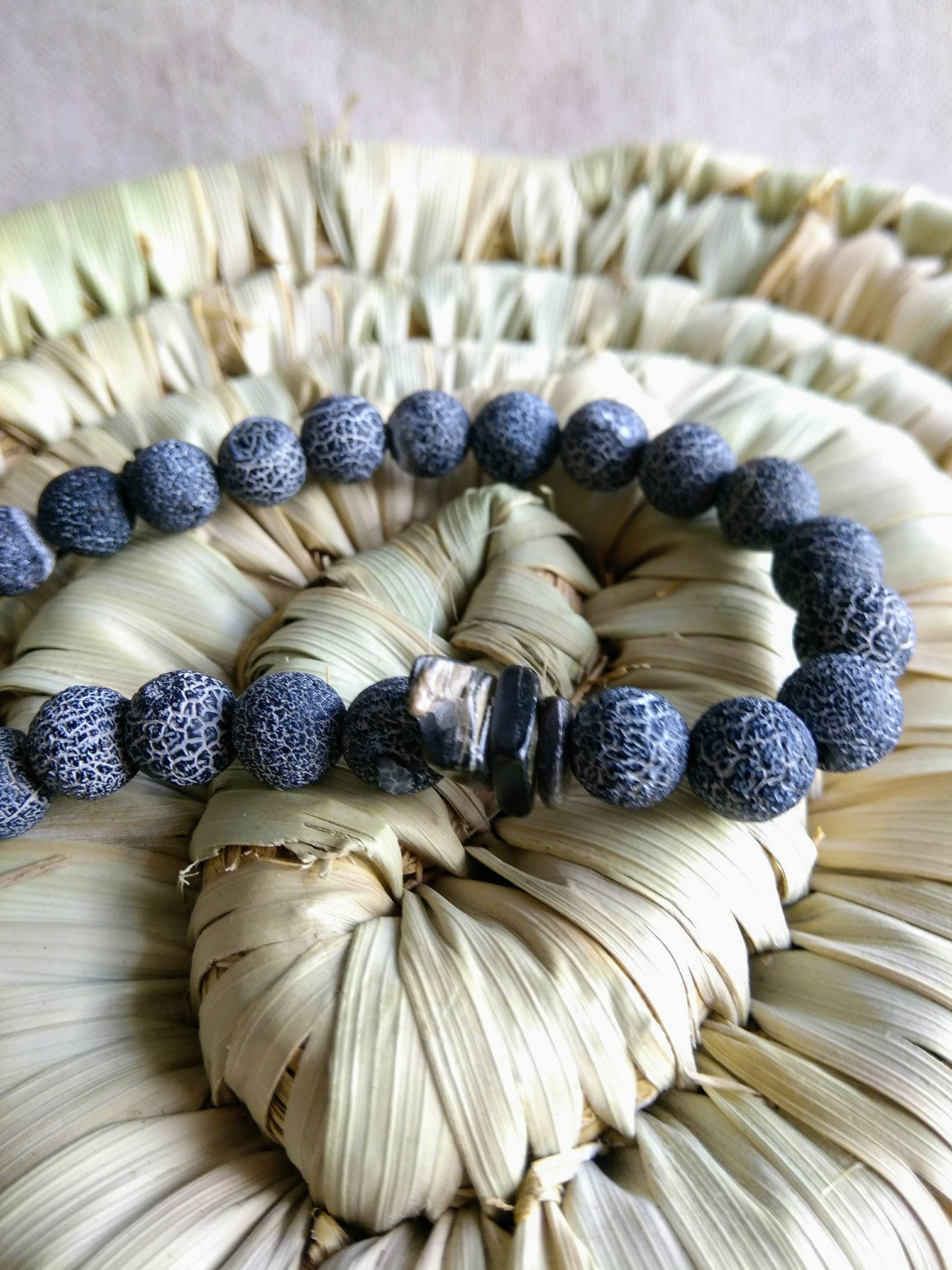 bracciale agata nera crepata + chips conchiglia sfondo cestino