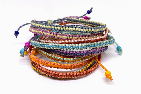 Friendship Bracelet Bicolor artigianale in macramè fondo bianco