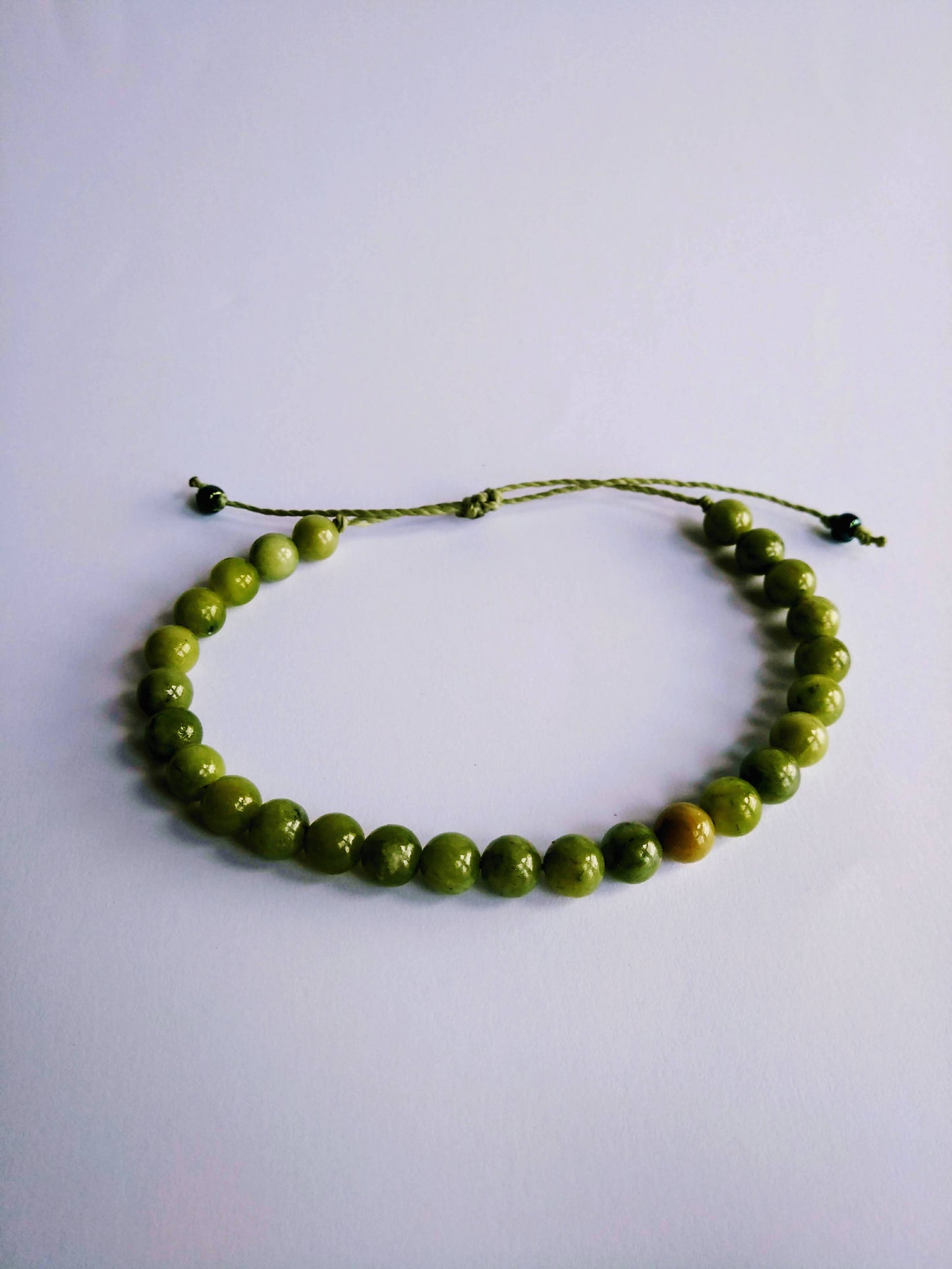 bracciale giada sfondo bianco