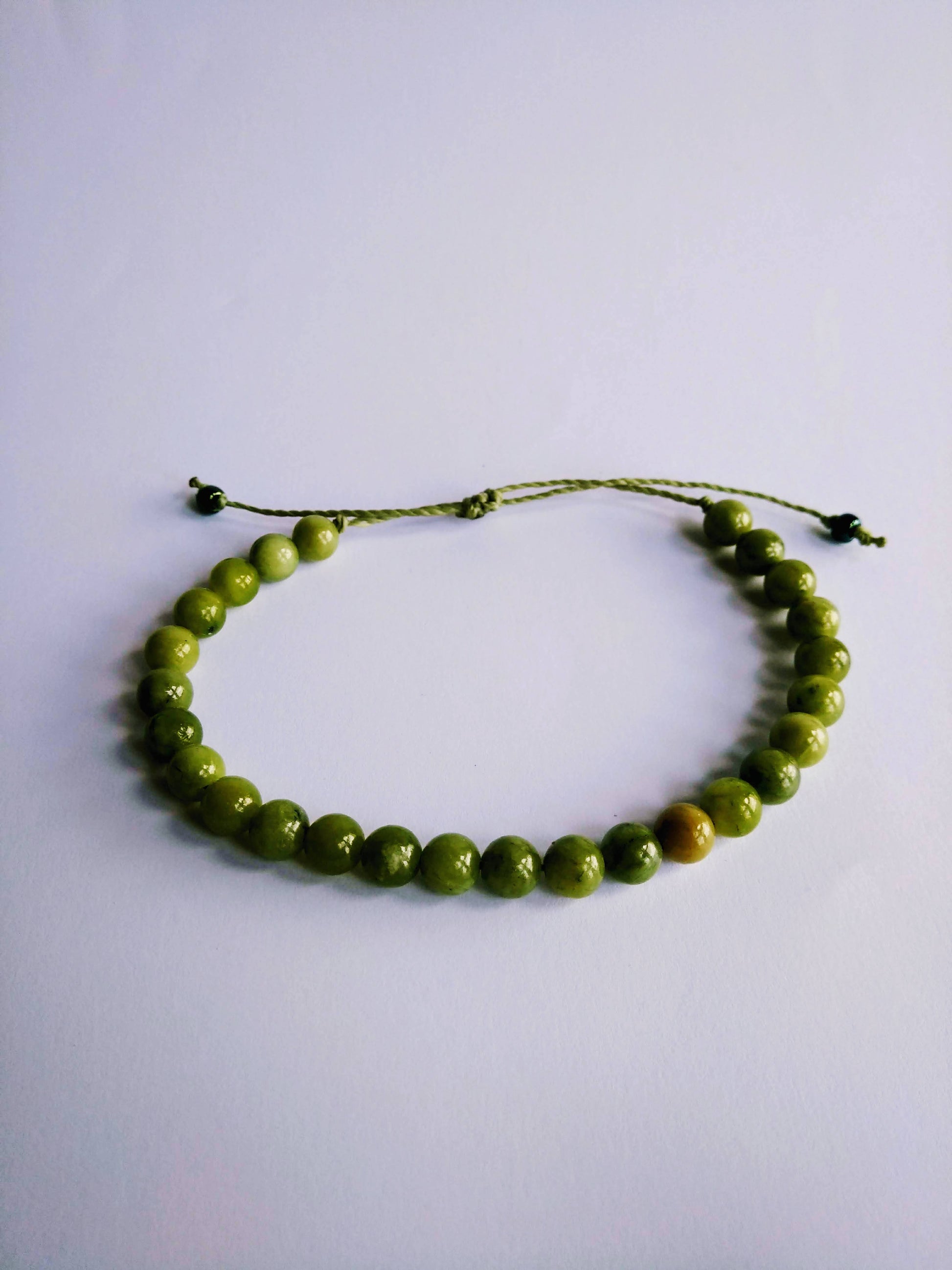 bracciale giada sfondo bianco