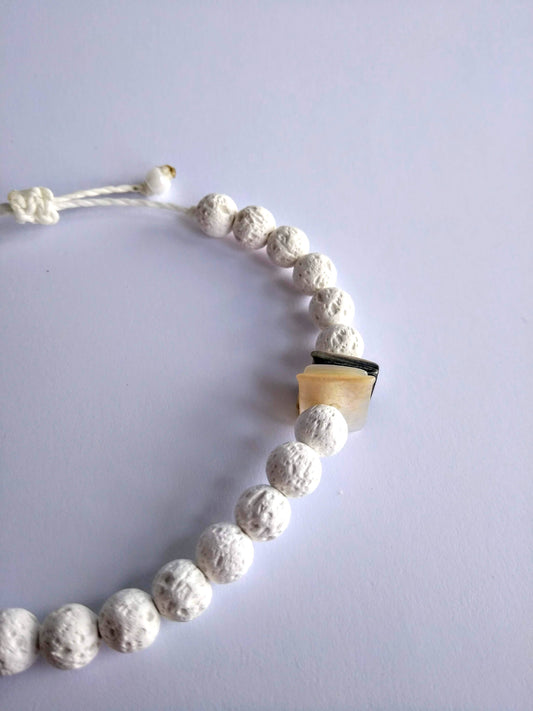 bracciale pietra lavica conchiglia dettaglio