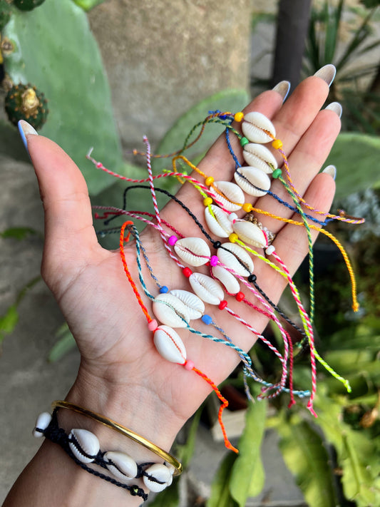braccialetti sottili conchiglia tutti insieme mano