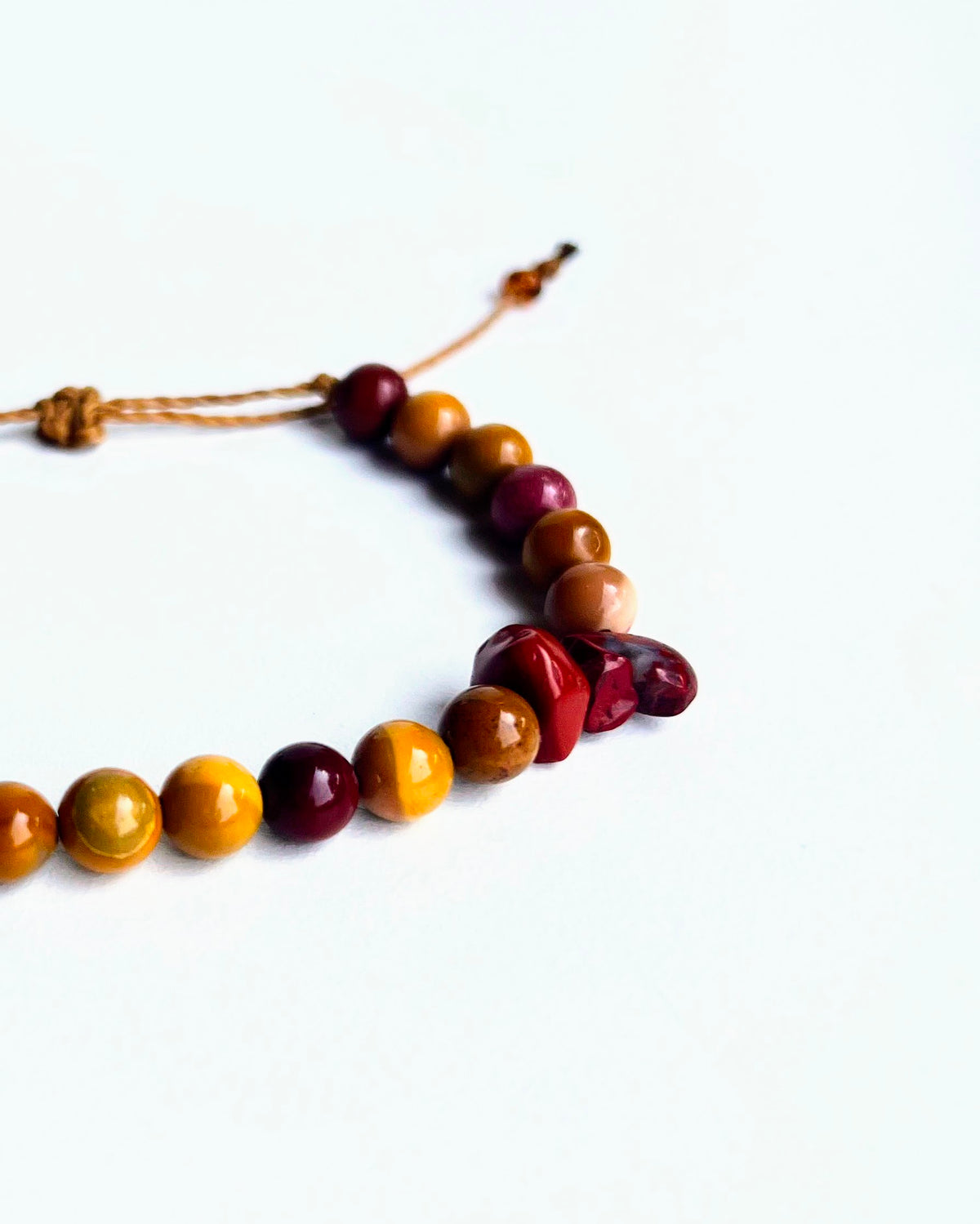 dettaglio bracciale disapro mokaite marrone rosso